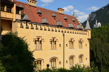 HOHENSCHWANGAU Şatosu, Güney Almanya 08.21.2021: Alplerin kuzey kıyısındaki HOHENSCHWANGAU Şatosu