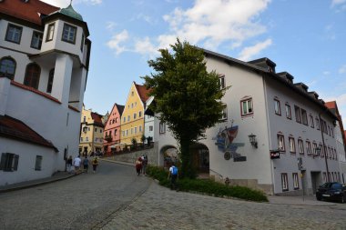 Fussen, Güney Almanya 08.21.2021: Alpler 'in altındaki tarihi Fussen kentine (FSSEN) bakın, Bavyera, Almanya
