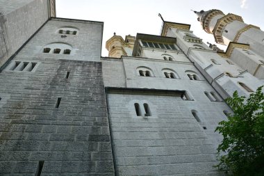 NEUSCHwanstEIN Şatosu, Güney Almanya 08.21.2021: Alplerin kuzey kıyısında Neuschwanstin Şatosu