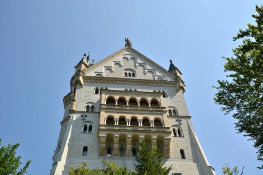 NEUSCHwanstEIN Şatosu, Güney Almanya 08.21.2021: Alplerin kuzey kıyısında Neuschwanstin Şatosu