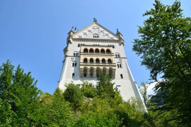 NEUSCHwanstEIN Şatosu, Güney Almanya 08.21.2021: Alplerin kuzey kıyısında Neuschwanstin Şatosu