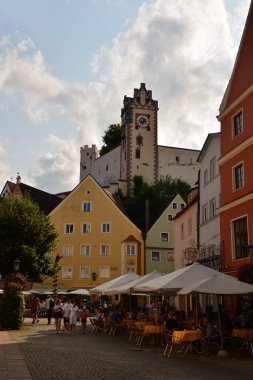 Fussen, Güney Almanya 08.21.2021: Alpler 'in altındaki tarihi Fussen kentine (FSSEN) bakın, Bavyera, Almanya