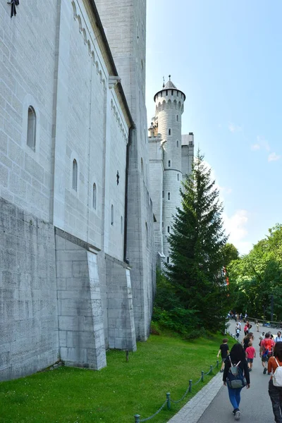 NEUSCHwanstEIN Şatosu, Güney Almanya 08.21.2021: Alplerin kuzey kıyısında Neuschwanstin Şatosu