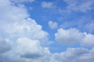 Bulutlu mavi gökyüzü, güzel doğa arkaplanı.