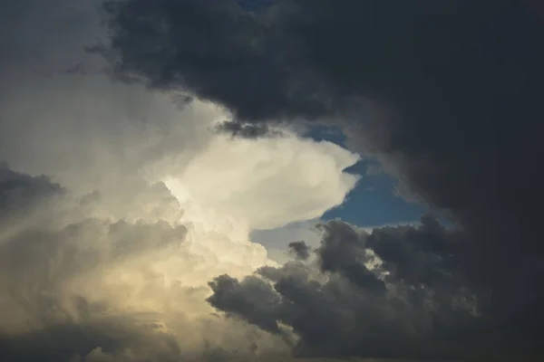 Awan Badai Pada Latar Belakang Langit Yang Gelap — Stok Foto