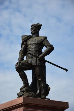 Astana (Nur-Sultan), Kazakistan 08.07.2023: Astana 'daki savaş kahramanı Momysh Uly anıtı (1910-1982), Kazakistan' ın başkenti.