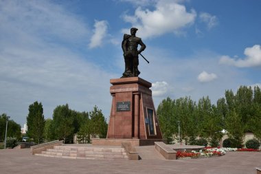 Astana (Nur-Sultan), Kazakistan 08.07.2023: Astana 'daki savaş kahramanı Momysh Uly anıtı (1910-1982), Kazakistan' ın başkenti.