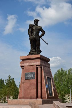 Astana (Nur-Sultan), Kazakistan 08.07.2023: Astana 'daki savaş kahramanı Momysh Uly anıtı (1910-1982), Kazakistan' ın başkenti.