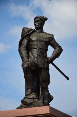 Astana (Nur-Sultan), Kazakistan 08.07.2023: Astana 'daki savaş kahramanı Momysh Uly anıtı (1910-1982), Kazakistan' ın başkenti.