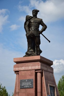 Astana (Nur-Sultan), Kazakistan 08.07.2023: Astana 'daki savaş kahramanı Momysh Uly anıtı (1910-1982), Kazakistan' ın başkenti.