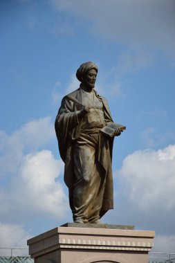 Astana (Nur-Sultan), Kazakistan 08.07.2023: Ortaçağ İslami filozof Abu Nasr Al Farabi anıtı (870-950), Astana (Nur-Sultan), Kazakistan 'ın başkenti