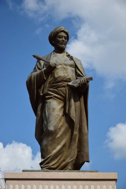 Astana (Nur-Sultan), Kazakistan 08.07.2023: Ortaçağ İslami filozof Abu Nasr Al Farabi anıtı (870-950), Astana (Nur-Sultan), Kazakistan 'ın başkenti