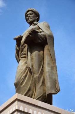 Astana (Nur-Sultan), Kazakistan 08.07.2023: Ortaçağ İslami filozof Abu Nasr Al Farabi anıtı (870-950), Astana (Nur-Sultan), Kazakistan 'ın başkenti