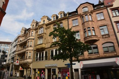 Aschaffenburg, Almanya 07.25.2024: Almanya 'nın Aşağı Franconia bölgesinde Aschaffenburg, Bavyera kentindeki tarihi binalar