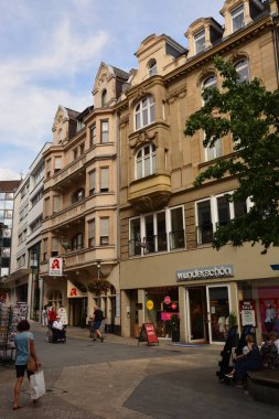 Aschaffenburg, Almanya 07.25.2024: Almanya 'nın Aşağı Franconia bölgesinde Aschaffenburg, Bavyera kentindeki tarihi binalar