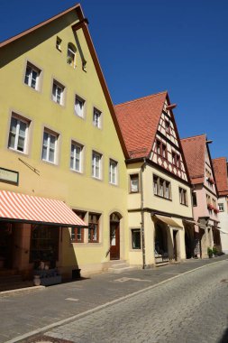 Rothenburg, Bavyera, Orta Frankonya bölgesi, 07.29.2024 - Ortaçağ Rothenburg 'daki Tauber, Bavyera, Almanya' nın Orta Frankonya bölgesinde tarihi binalar