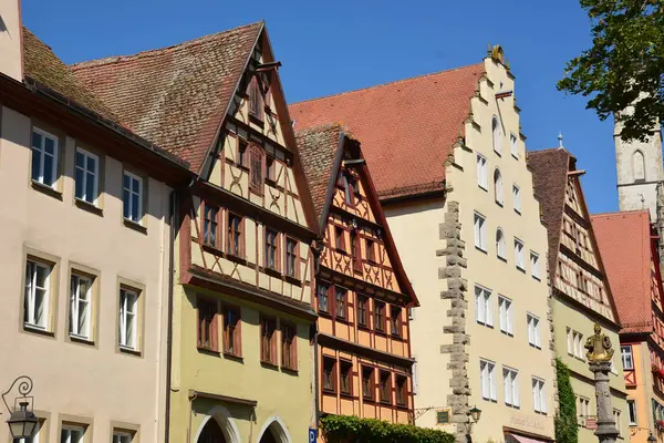 Rothenburg, Bavyera, Orta Frankonya bölgesi, 07.29.2024 - Ortaçağ Rothenburg 'daki Tauber, Bavyera, Almanya' nın Orta Frankonya bölgesinde tarihi binalar