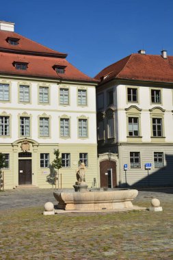 Eichsttt, Almanya 08.11.2024: Almanya 'nın Bavyera bölgesindeki Eichsttt kasabasında tarihi binalar