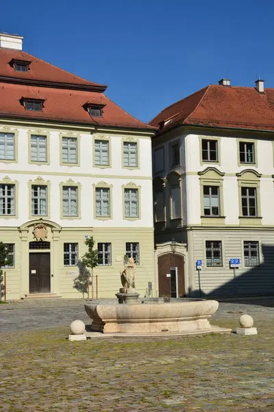 Eichsttt, Almanya 08.11.2024: Almanya 'nın Bavyera bölgesindeki Eichsttt kasabasında tarihi binalar