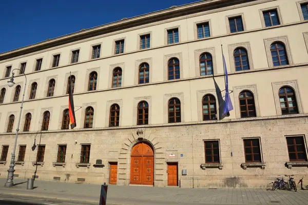 Münih, Bavyera, Almanya - 08.11.2024: Münih 'teki tarihi yapılar