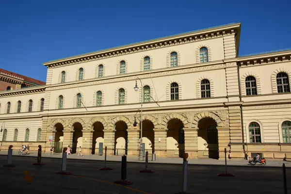 Münih, Bavyera, Almanya - 08.11.2024: Münih 'teki tarihi yapılar