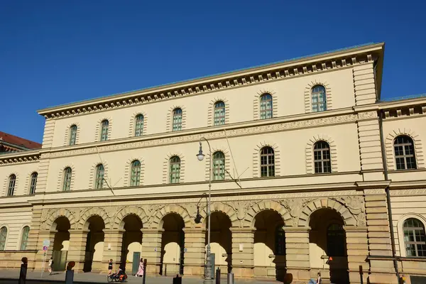 Münih, Bavyera, Almanya - 08.11.2024: Münih 'teki tarihi yapılar