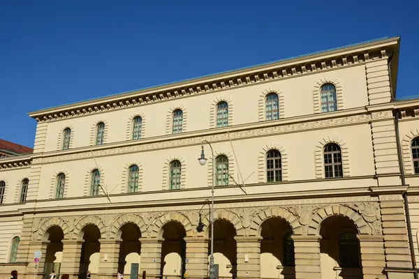 Münih, Bavyera, Almanya - 08.11.2024: Münih 'teki tarihi yapılar