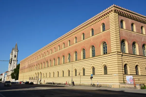 Münih, Bavyera, Almanya - 08.11.2024: Münih 'teki tarihi yapılar