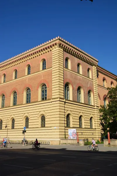 Münih, Bavyera, Almanya - 08.11.2024: Münih 'teki tarihi yapılar