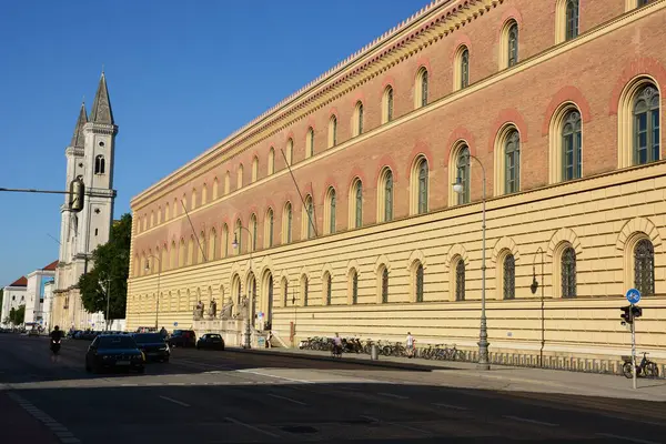 Münih, Bavyera, Almanya - 08.11.2024: Münih 'teki tarihi yapılar