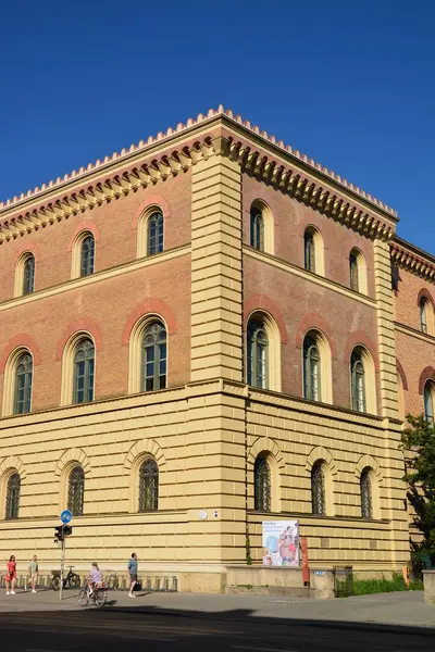 Münih, Bavyera, Almanya - 08.11.2024: Münih 'teki tarihi yapılar