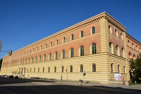 Münih, Bavyera, Almanya - 08.11.2024: Münih 'teki tarihi yapılar