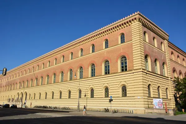 Münih, Bavyera, Almanya - 08.11.2024: Münih 'teki tarihi yapılar