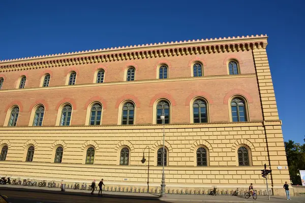 Münih, Bavyera, Almanya - 08.11.2024: Münih 'teki tarihi yapılar