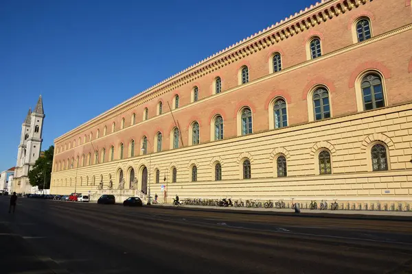 Münih, Bavyera, Almanya - 08.11.2024: Münih 'teki tarihi yapılar