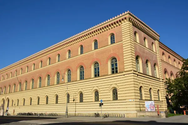 Münih, Bavyera, Almanya - 08.11.2024: Münih 'teki tarihi yapılar