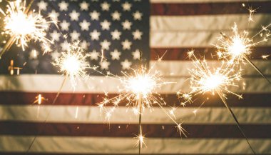 Maytaplarla Bağımsızlık Günü ve Odaklanmış Amerikan Bayrağıyla Klasik Kutlama  