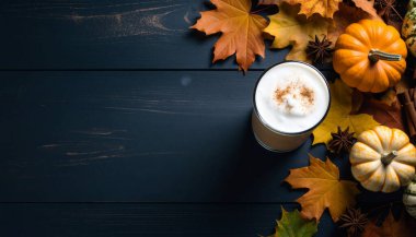 Balkabağı aromalı buzlu kahve. Soğuk köpük, tarçın, sonbahar yaprakları, ahşap masa..