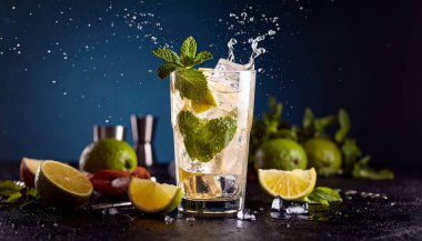 Rom, limon dilimleri, ezilmiş buz, soda, yeşil nane filizi, turkuaz arka plan, su damlacıkları.... 