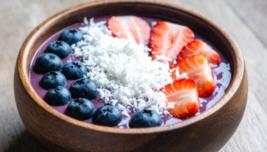 Yabanmersinli, çilekli, hindistancevizli, ahşap kaseli Acai smoothie kasesi.. 