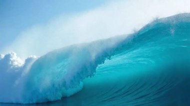 Donmuş hava kabarcıkları ile çarpışma ortasında, arkadan ışıklandırılmış turkuaz ışıltı ile çekilmiştir..