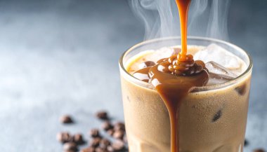 Buzlu kahvenin üzerine erimiş karamel şelalesi, parlak viskozite ve buhar kontrastı 