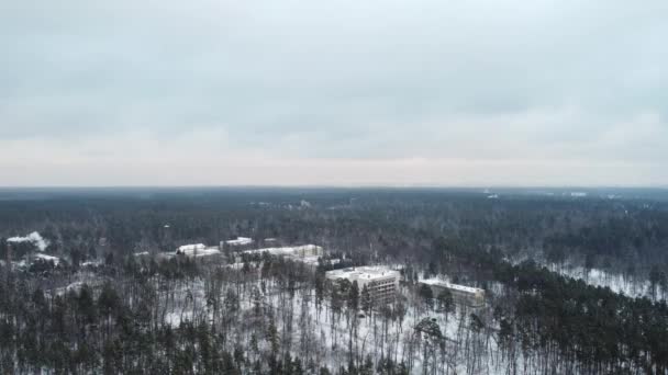Byggnader Och Hus Mitt Skogen Vintern Med Snö Fotografering Från — Stockvideo