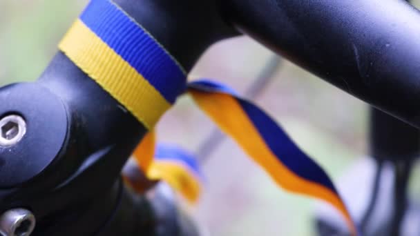 Band Cykel Form Ukrainas Flagga — Stockvideo