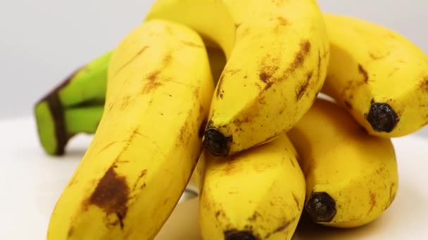 Draaiende Overrijpe Bananen Close Tropisch Fruit Videomateriaal — Stockvideo