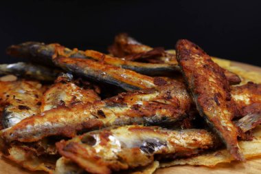 Küçük kızartılmış balıklar. Yüksek kalorili yiyecekler..