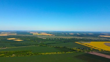 Yukarıdan tarlalar ve manzaralar.