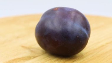 Dönüşümlü olarak eriğin yakın çekimi. Sağlıklı meyveler. Video görüntüleri.