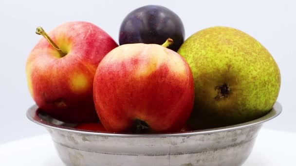 Äpplen Och Päron Järnskål Närbild Rotation Friska Frukter Videofilmer — Stockvideo