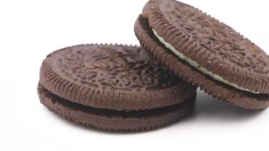 Oreo çikolatalı kurabiye sırayla yakın plan..